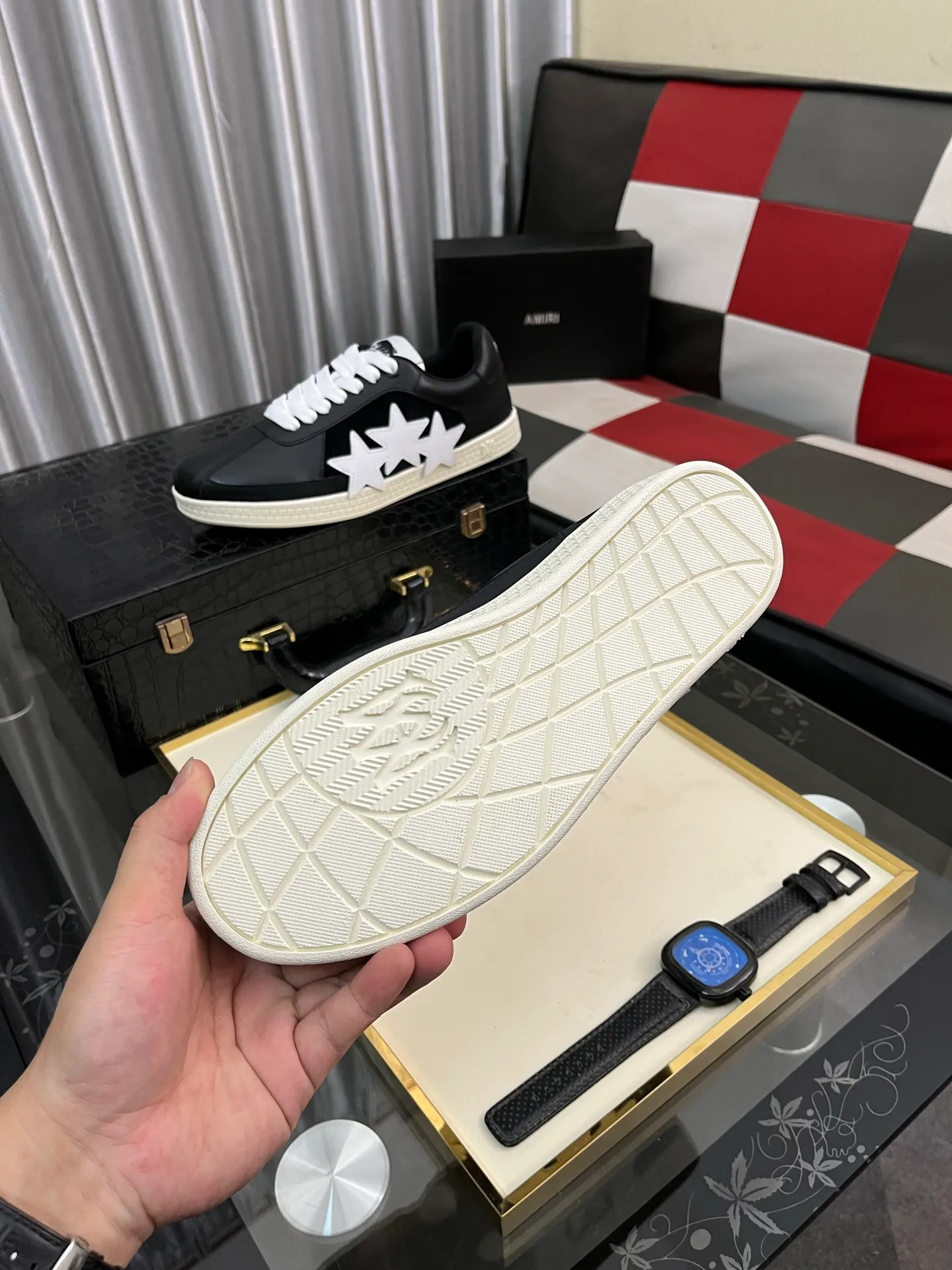 Men's shoes 💰420⌚️⌚️《AMIR*》New men's low-top casual sports sneakers bone shoes, another pair of irresistible bone shoes. Bone shoes are one of AMIRI's most popular items. They use first-layer cowhide uppers. The side bones are made of two cowhide laminations. They have a three-dimensional feel. The leather incisions are all oil-edged. Contrasting color design. Simple style. Fashionable sports. Customized metal LOGO nameplate to embellish shoelaces. Exclusive control of top version. Supports comparison. Breathable mesh lining Original rubber outsole A must-have item for daily leisure Suitable for various occasions Check it out if you pursue high quality Super cool uppers Size: 38-446️⃣ Colors available